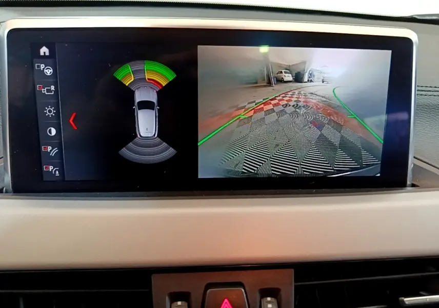 Écran tactile intérieur montrant la caméra de recul et les capteurs de stationnement du BMW X2 hybride rechargeable.