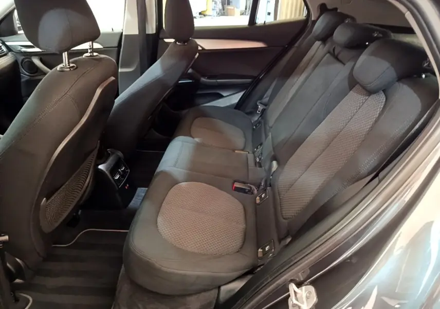 Vue intérieure côté droit des sièges arrière gris foncé de la BMW X2 xDrive25e Business Design 2020.