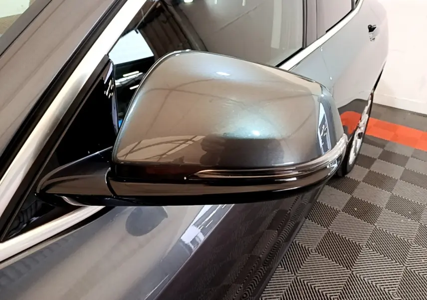 Rétroviseur côté gauche gris métallisé de BMW X2 xDrive25e Business Design 2020, vue rapprochée en intérieur.