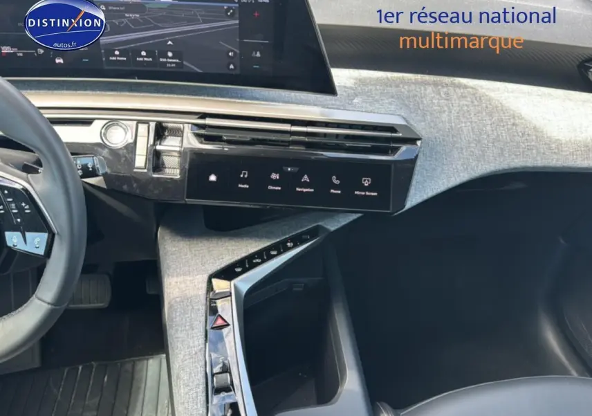 Vue intérieure côté passager du tableau de bord gris clair et noir du Peugeot 5008 Hybrid 145 Allure e-dcs6 2025.