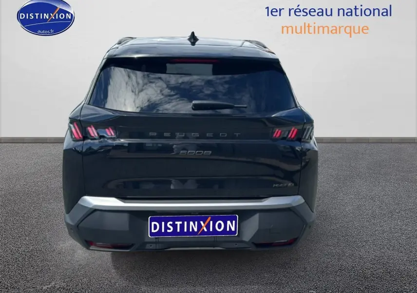 Vue arrière d’un Peugeot 5008 Hybrid 145 allure e-dcs6 noir avec feux arrière LED distinctifs et lunette surteintée.