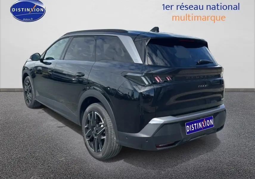 Vue 3/4 arrière droite d’un Peugeot 5008 noir 2025 avec feux arrière LED et jantes alu noires.