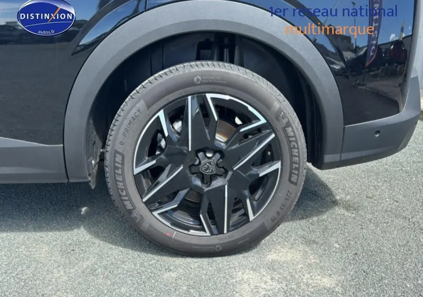 Gros plan sur la roue arrière droite noire avec jante alu au design moderne du Peugeot 5008 Hybrid 145 allure e-dcs6 2025.