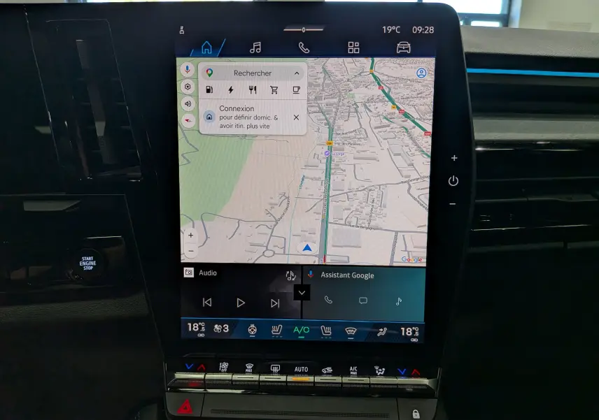 Vue rapprochée de l'écran tactile central du Renault Rafale gris Schiste 2026 affichant la navigation GPS et les commandes climatiques.