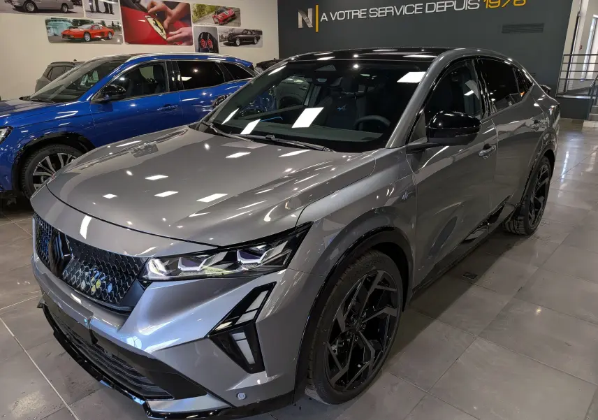 Vue 3/4 avant droite du Renault Rafale gris schiste avec jantes noires et calandre distinctive en concession.