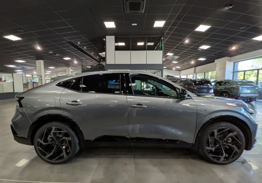 Profil côté droit du Renault Rafale gris schiste 2026 en version hyper hybrid E-Tech 300 ch 4x4, avec jantes noires distinctives.