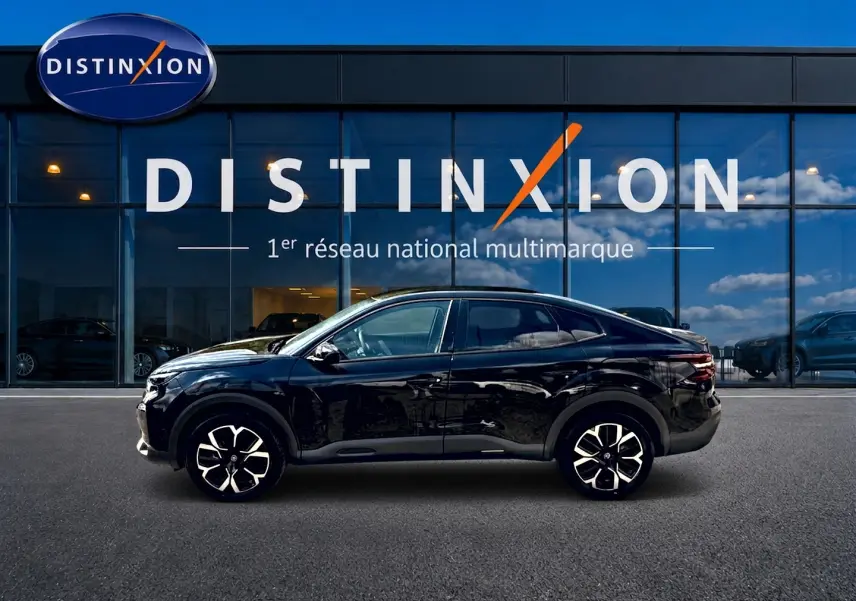 Vue de profil côté gauche d'une Citroën C4 X noire 2025 devant une vitrine avec logo Distinxion.