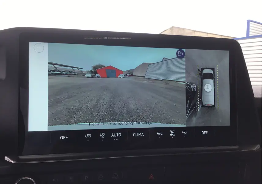 Vue intérieure de l'écran multimédia du Volkswagen Transporter gris Stone 2025 affichant la caméra 360° en marche.