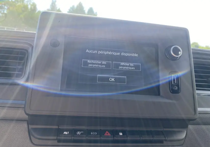 Écran tactile du système de navigation NissanConnect dans le tableau de bord du Nissan Interstar blanc, vue intérieure frontale.