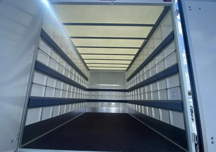 Vue intérieure arrière du grand volume de chargement blanc du Nissan Interstar Acenta 2022 avec capucine et parois renforcées.