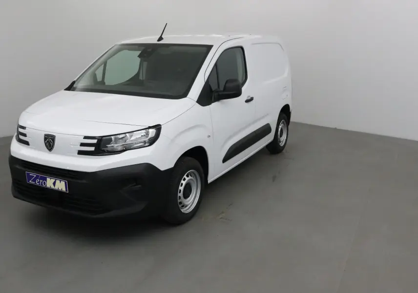 Peugeot Partner blanc en vue 3/4 avant droit, utilitaire compact avec pare-chocs et protections noires visibles.