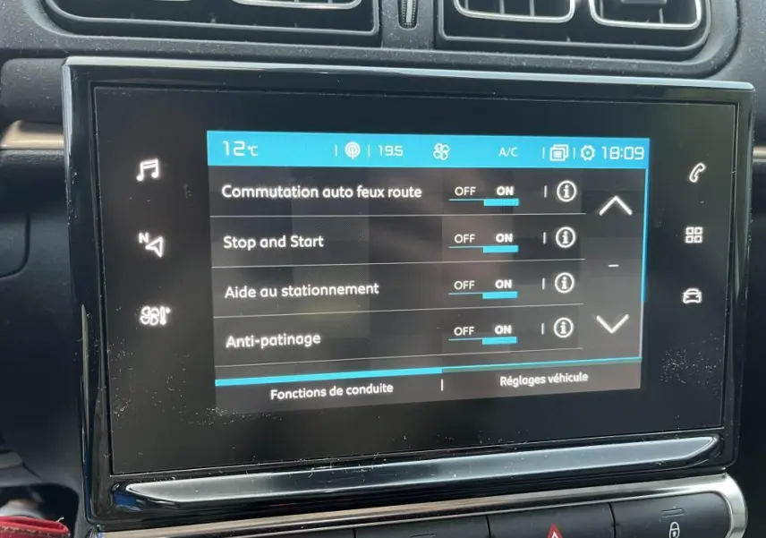 Écran tactile central de la Citroën C3 gris foncé 2019 affichant les réglages d’aides à la conduite.