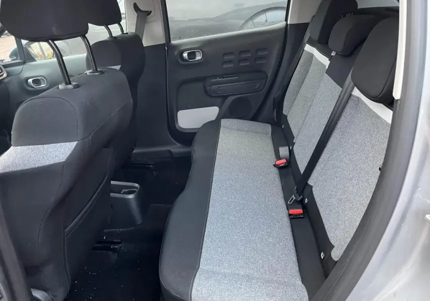 Vue intérieure côté droit sur la banquette arrière gris clair et noir de la Citroën C3 gris foncé de 2019.