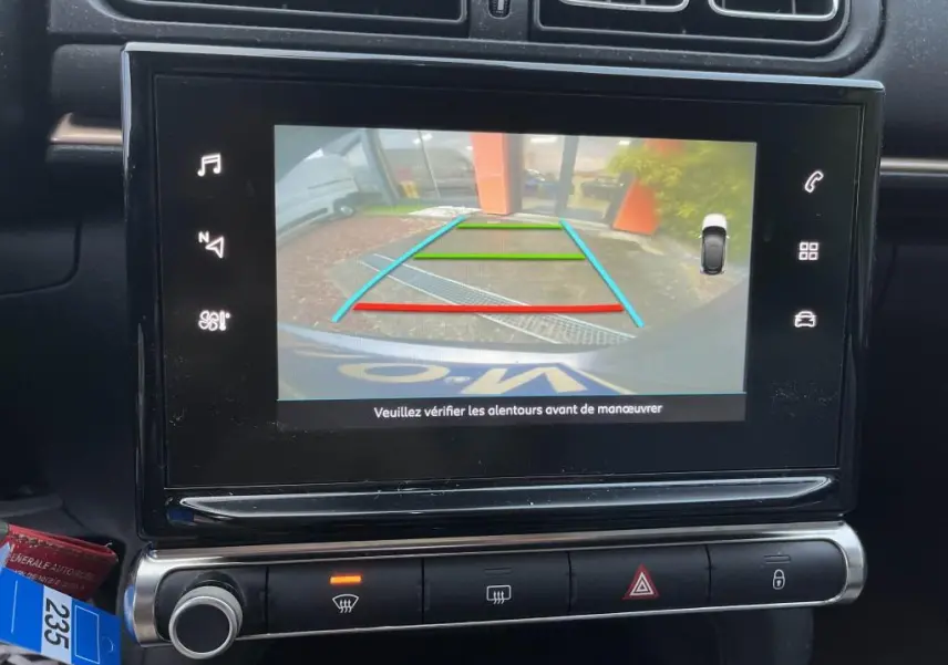 Écran tactile de la Citroën C3 2019 montrant la caméra de recul avec lignes de guidage colorées.