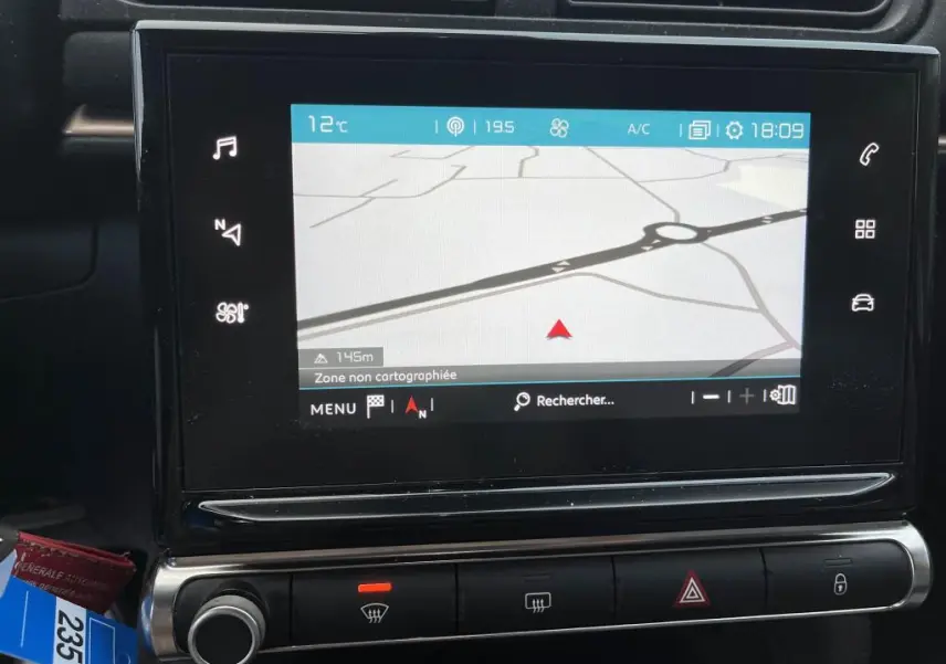 Écran tactile de navigation CITROEN C3 2019 affichant une carte avec menu et commandes tactiles autour.