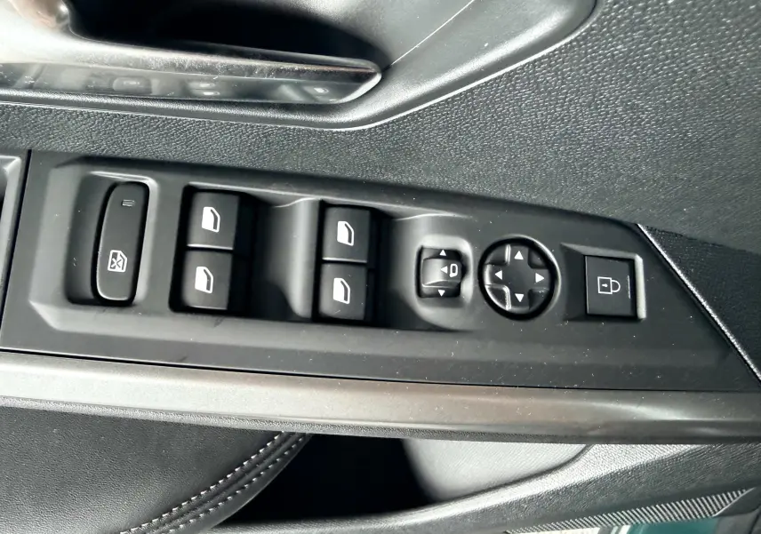 Panneau de commandes des vitres et rétroviseurs côté gauche intérieur du Peugeot 3008 Hybrid 2025 en bleu Ingara Metal.