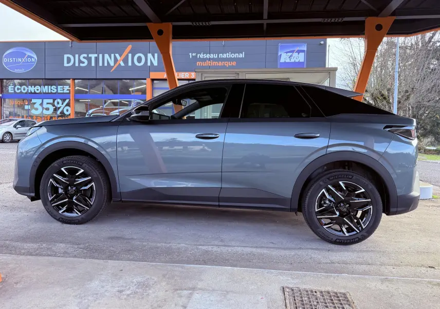 Vue de profil côté gauche du Peugeot 3008 Hybrid 136ch Allure 2025 en bleu Ingaro Metal avec jantes noires distinctives.