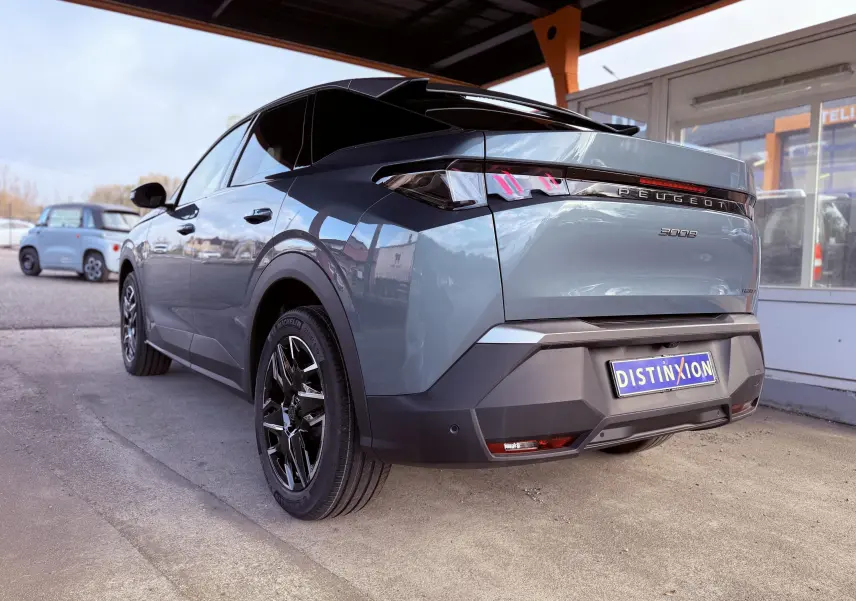 Peugeot 3008 HYBRID 2025 bleu Ingaro métal, vue 3/4 arrière droit avec feux arrière distinctifs et jantes noires.