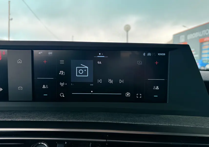Écran tactile central du tableau de bord du Peugeot 3008 Hybrid 2025, affichant les commandes multimédia et la radio.