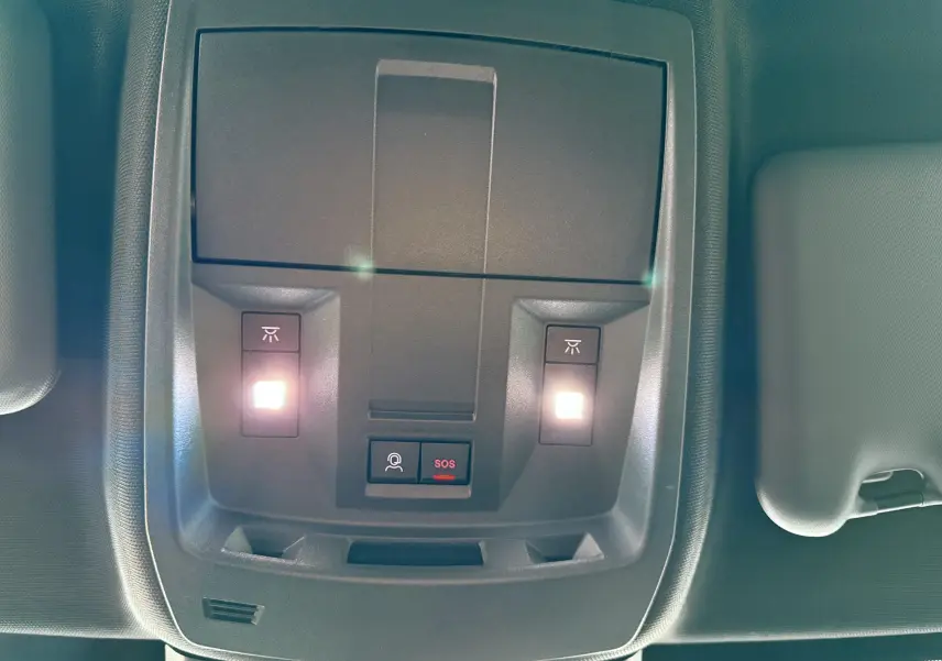 Panneau de commandes de plafonnier avec éclairage et bouton SOS dans l'habitacle du Peugeot 3008 Hybrid 2025.