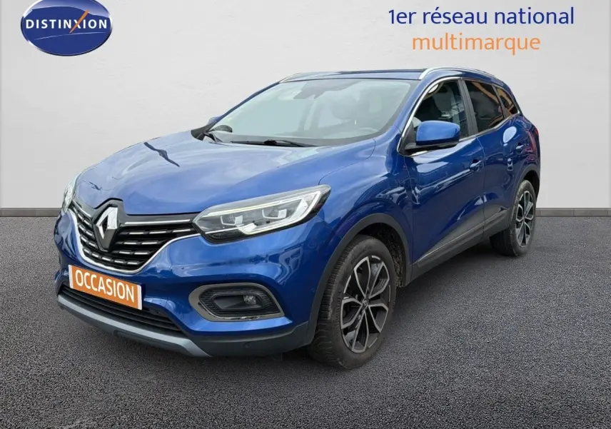 Renault Kadjar Bleu Iron en 3/4 avant droit, SUV compact avec jantes alliage bicolores et calandre noire distinctive.