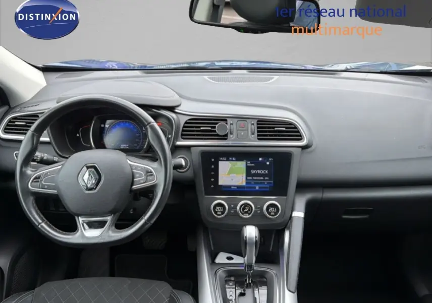 Vue intérieure du tableau de bord du Renault Kadjar 1.5 Blue dCi, avec volant multifonction et écran tactile central.