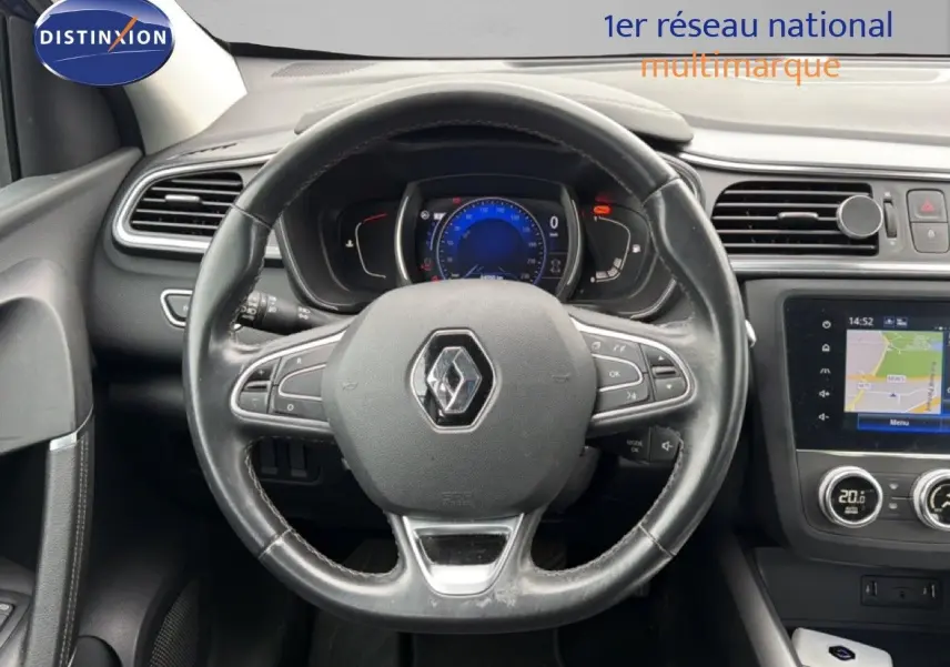 Vue centrée sur le volant et le tableau de bord du Renault Kadjar 1.5 Blue dCi, intérieur noir avec écran tactile et commandes au volant.