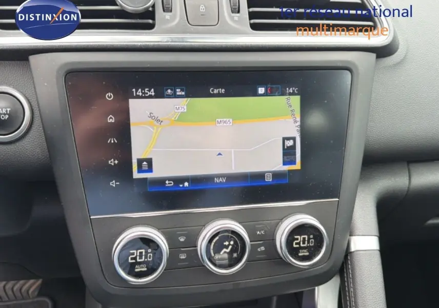 Vue rapprochée de la console centrale du Renault Kadjar 2021 avec écran tactile et commandes de climatisation digitales.