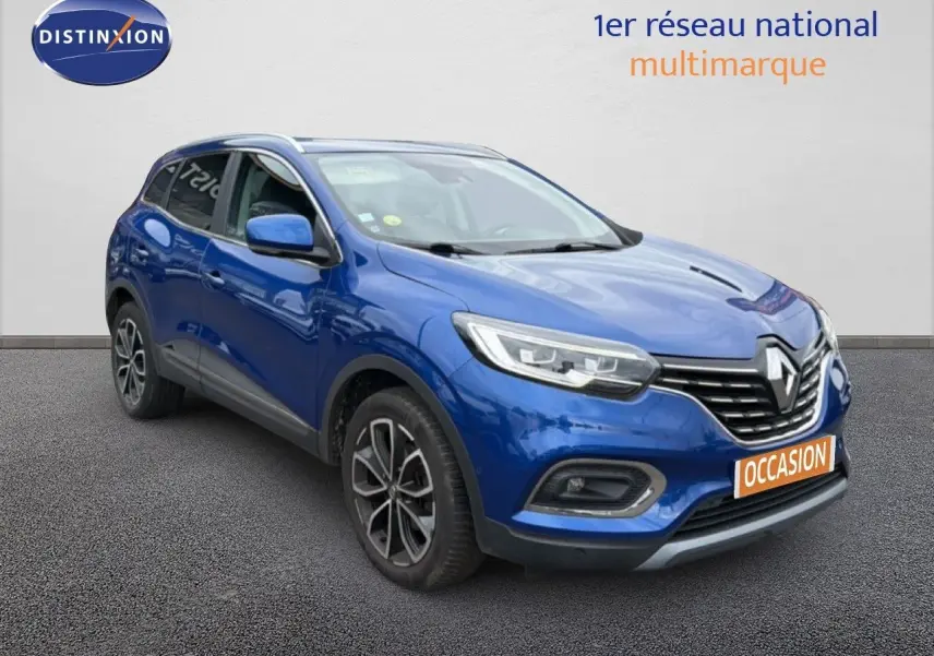 Renault Kadjar bleu Iron en 3/4 avant droit, SUV compact avec jantes alliage et calandre chromée.