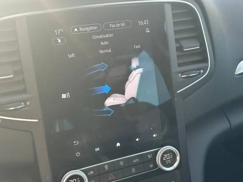 Écran tactile central de la Renault Mégane Break gris Titanium 2024 montrant le réglage de la climatisation automatique.