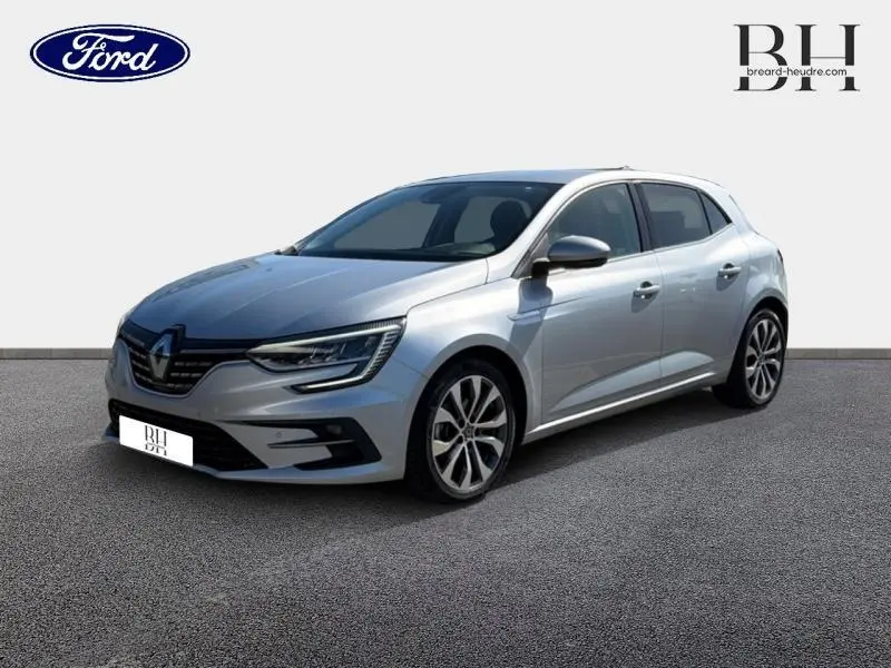 Renault Mégane gris Highland vue 3/4 avant droit, avec jantes alliage et phares LED allumés.
