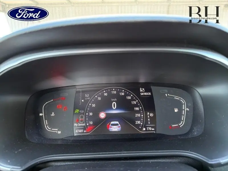 Tableau de bord numérique de Renault Mégane 1.5 Blue dCi gris Highland, affichage vitesse et alertes, vue frontale.