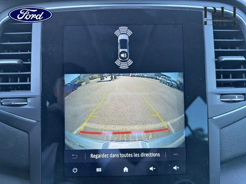 Écran tactile intérieur montrant la caméra de recul d'une Renault Mégane gris Highland, vue de face.