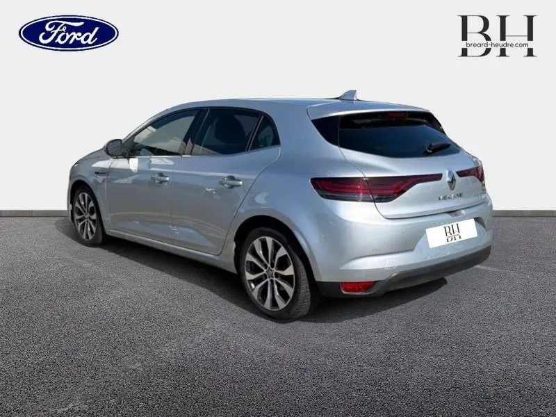 Renault Mégane gris Highland vue 3/4 arrière droit, avec feux arrière LED et vitres surteintées.