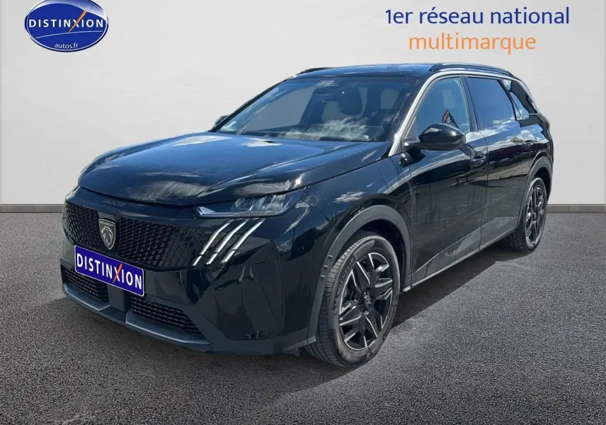 Peugeot 5008 Hybrid 145 allure noir en 3/4 avant droit avec calandre distinctive et jantes alu noires.
