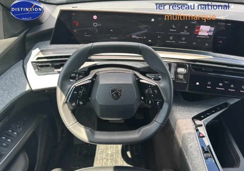 Vue intérieure centrée sur le volant cuir multifonction et le tableau de bord numérique du Peugeot 5008 noir 2025.