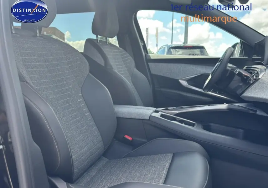 Vue intérieure côté gauche du Peugeot 5008 Hybrid 145 allure e-dcs6 2025 avec sièges tissu gris et cuir noir.