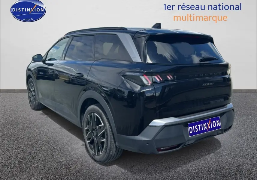 Peugeot 5008 noir vue 3/4 arrière droit, feux arrière LED et jantes alliage distinctives visibles.