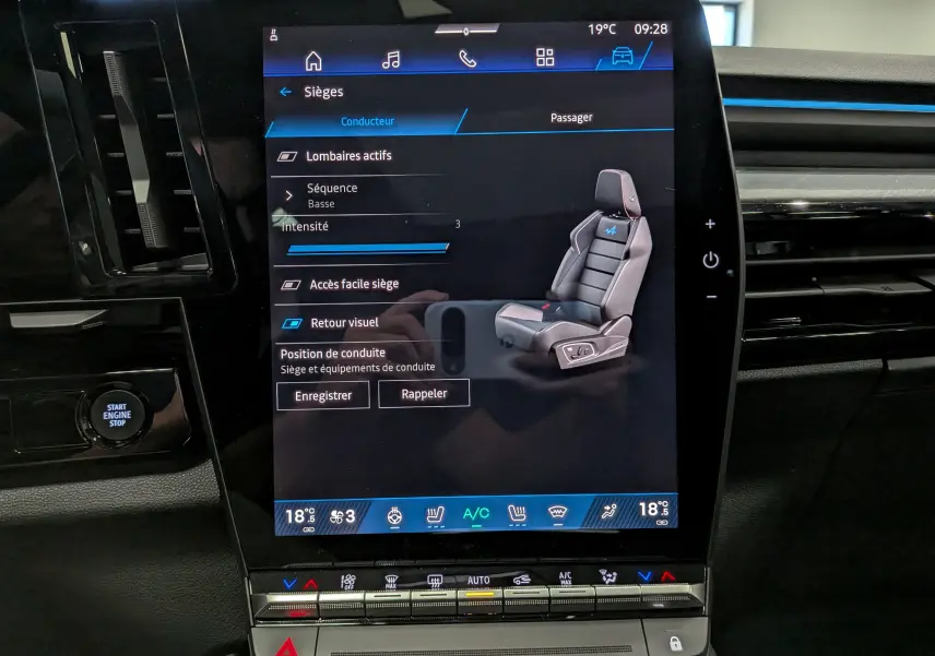 Écran tactile central de la Renault Rafale 2026 affichant les réglages du siège conducteur avec illustration du siège gris et bleu.