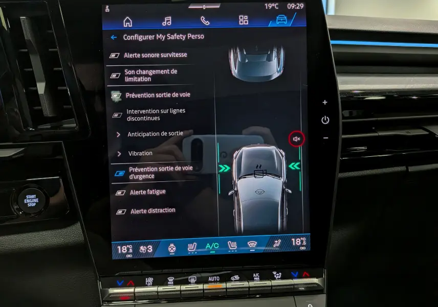 Écran tactile central du tableau de bord du Renault Rafale gris, affichant les options de sécurité et la vue 3D du véhicule.