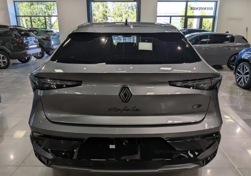 Vue arrière d'une Renault Rafale gris schiste, soulignant son design épuré et le logo central distinctif.