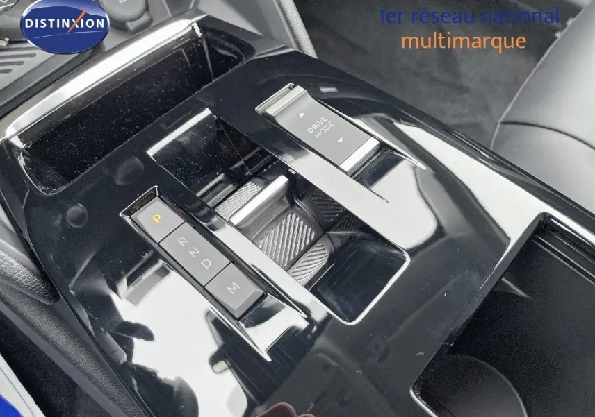 Console centrale brillante avec sélecteur de boîte automatique et commande Drive Mode dans une Citroën C4 blanche métal 2024.