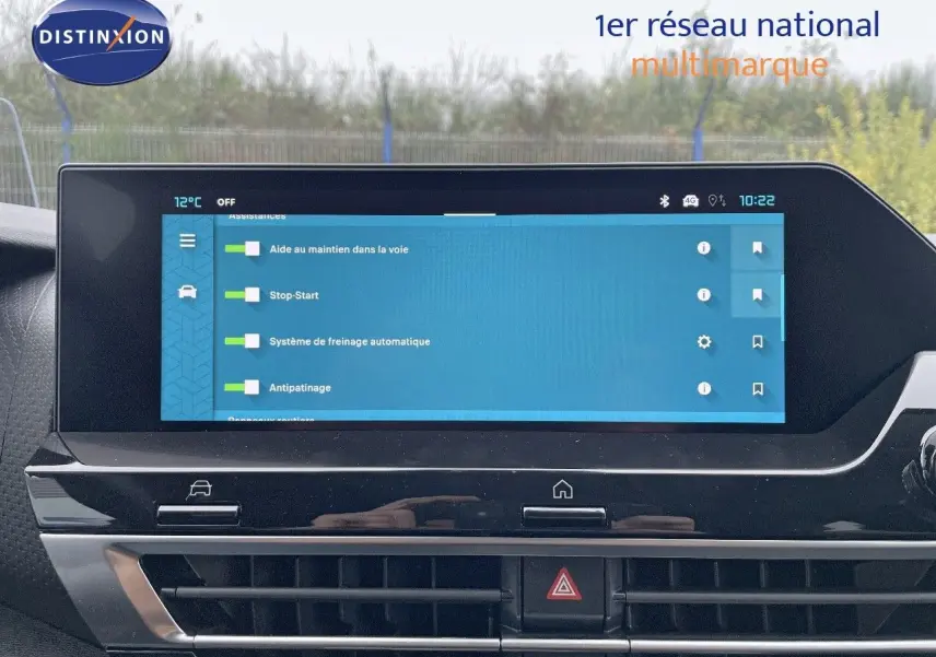 Écran tactile central affichant les aides à la conduite dans l'habitacle d'une Citroën C4 blanche métal 2024.