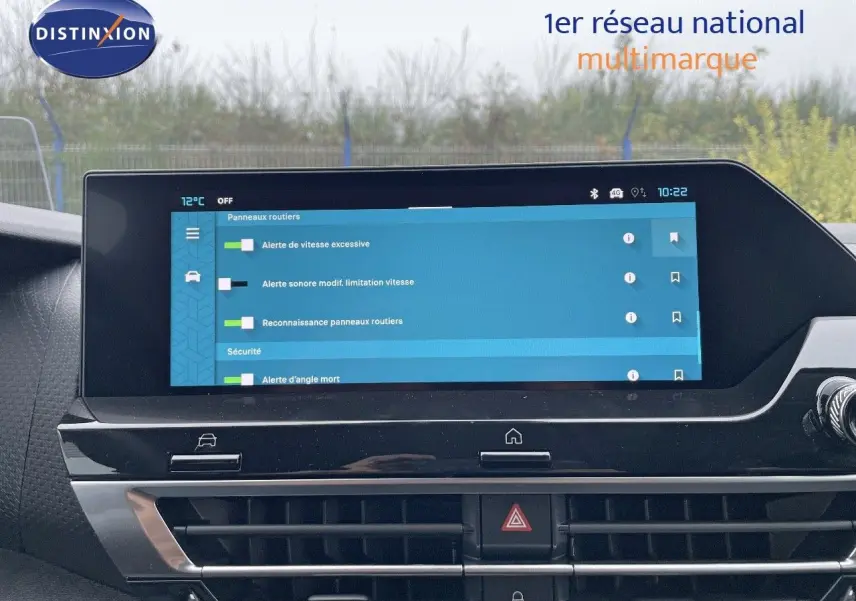 Écran tactile central affichant les alertes de sécurité dans l'habitacle d'une Citroën C4 blanche métal 2024.