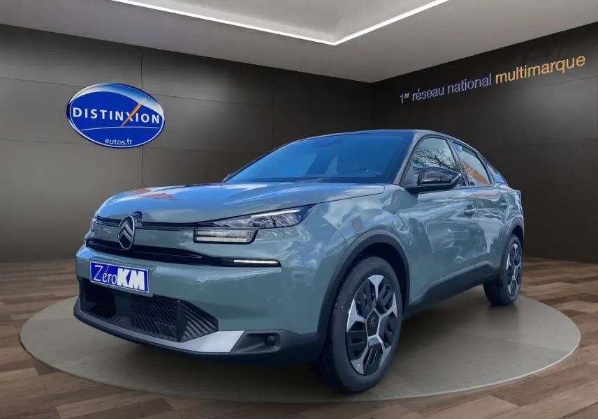 Citroën C4 Nouvelle Plus Hybrid 136 e-DCS6 vert Manhattan avec toit noir, vue 3/4 avant droit en showroom
