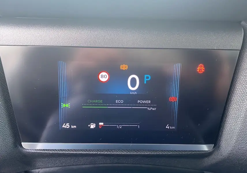 Affichage numérique du tableau de bord de la Citroën C4 hybride 2025 montrant vitesse à 0 km/h et indicateurs d'alerte.
