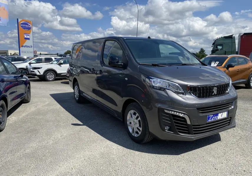 Peugeot Expert Fourgon gris platinium en 3/4 avant droit, avec calandre noire et projecteurs antibrouillard visibles.