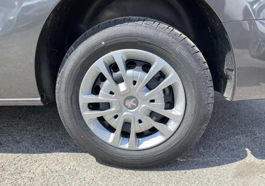 Gros plan sur la roue avant droite gris platinium du Peugeot Expert Fourgon 2022 avec jante et logo lion visible.