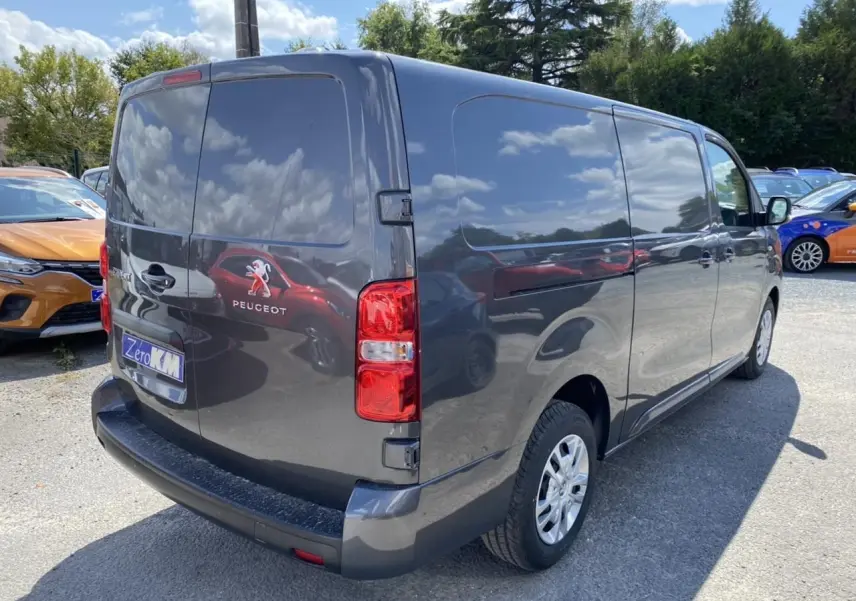 Vue 3/4 arrière droite d'un Peugeot Expert Fourgon gris platinium avec portes arrière tôlées et porte latérale coulissante.