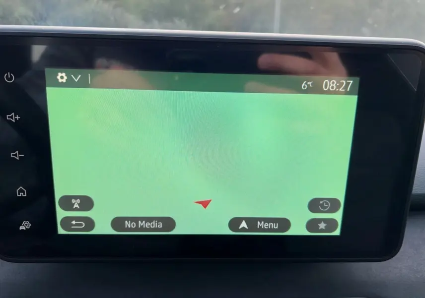 Écran tactile du système de navigation de la Dacia Sandero Stepway Bleu iron 2024 affichant l'interface principale.